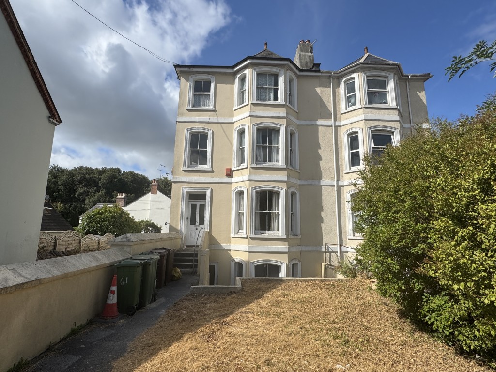 Lot: 33 - SUBSTANTIAL PROPERTY PREVIOUSLY ARRANGED AS TWO FLATS REQUIRING IMPROVEMENT - Front of the property